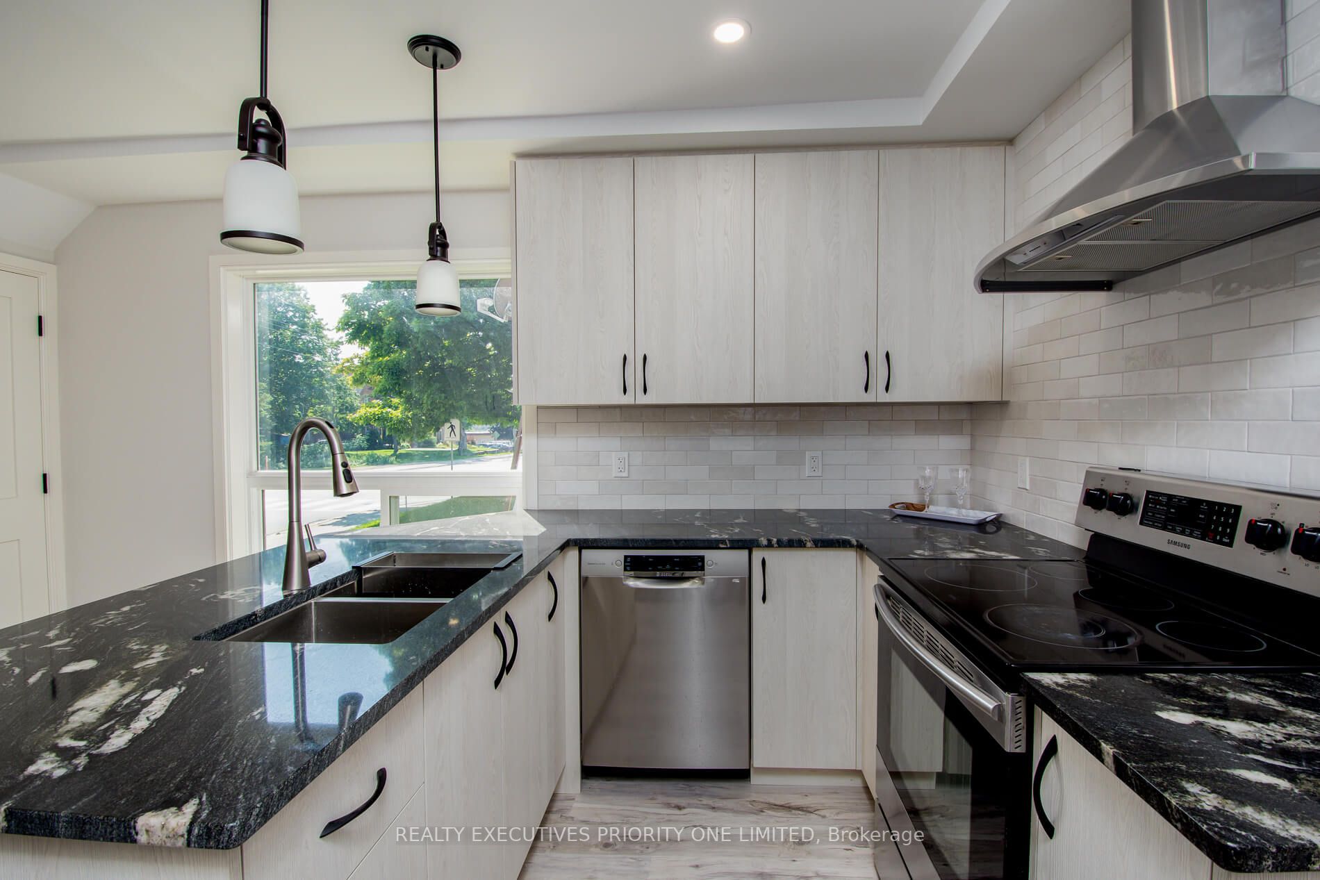 152 Main Street W