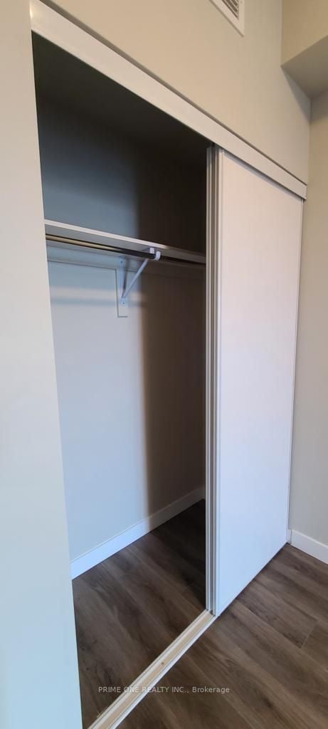 15 Queen St S, #905