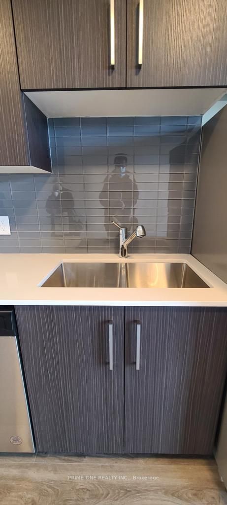 15 Queen St S, #905
