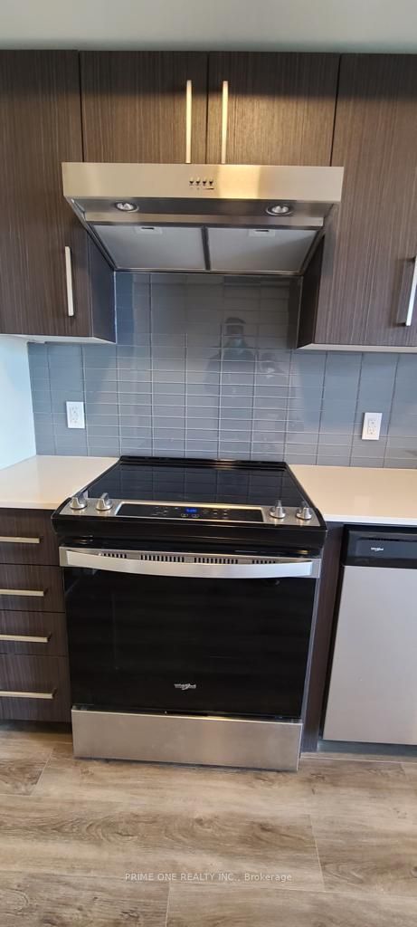 15 Queen St S, #905