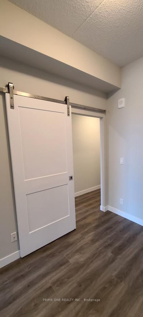 15 Queen St S, #905