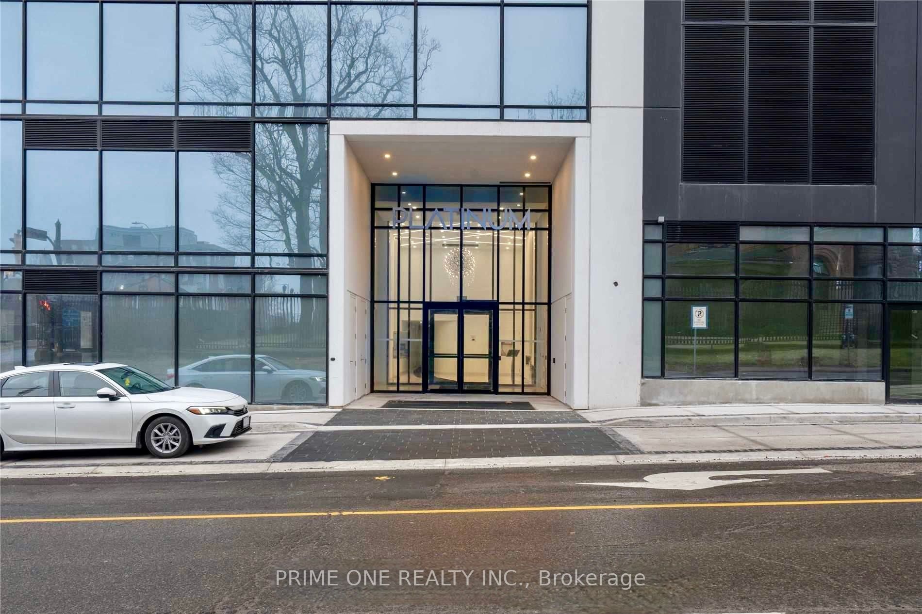 15 Queen St S, #905