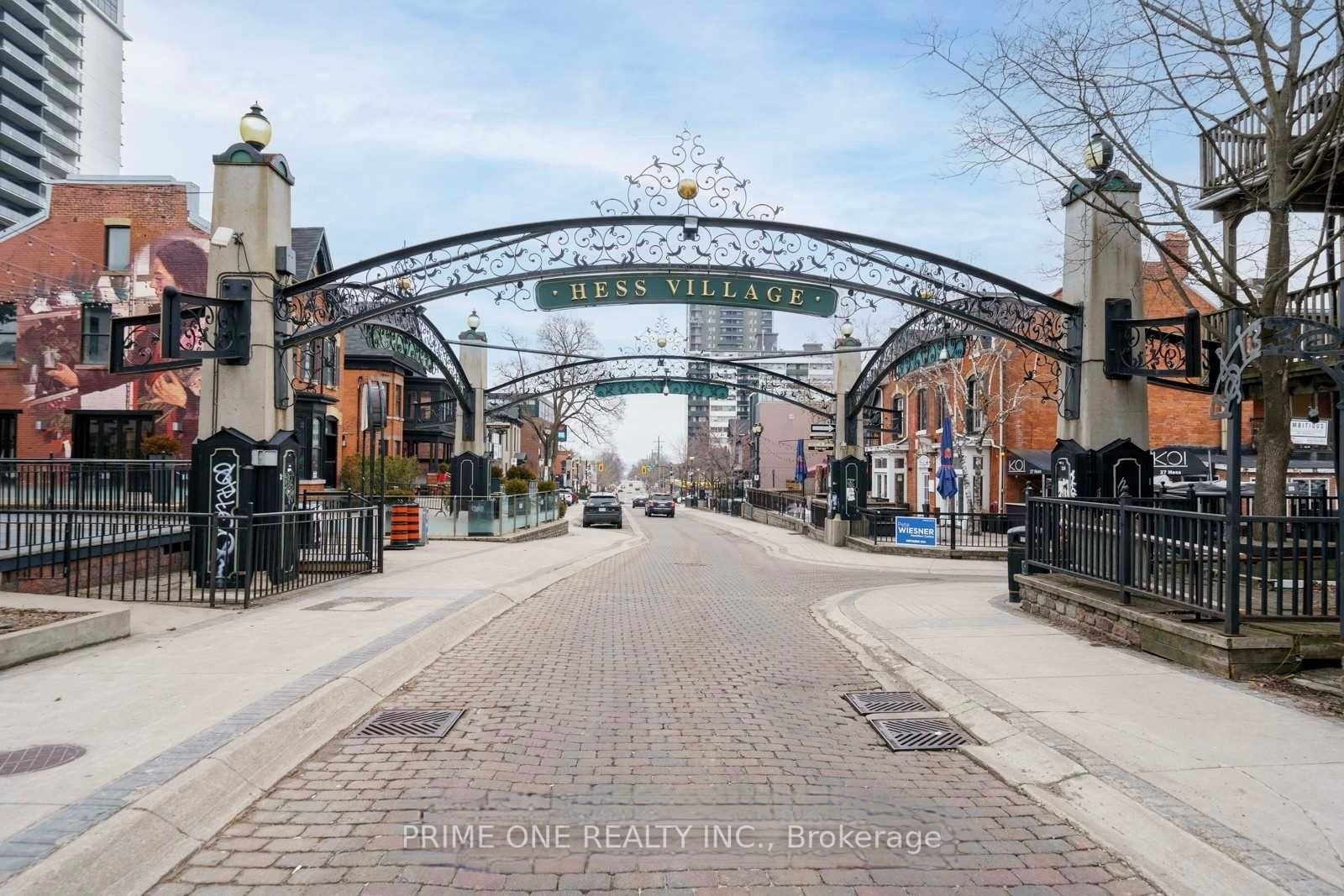 15 Queen St S, #905