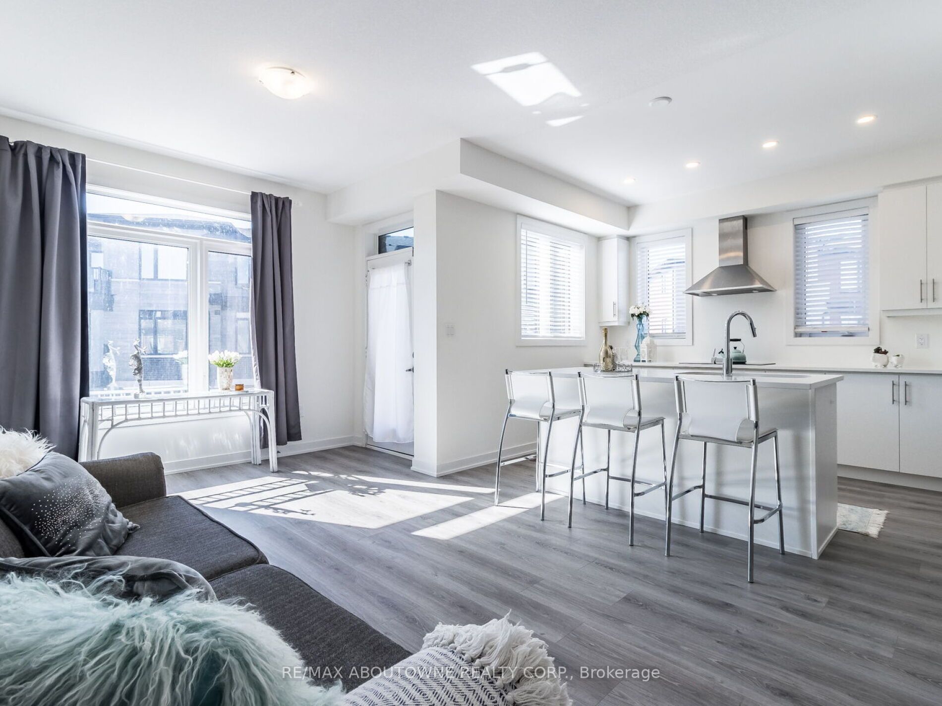 590 North Service Rd, #107