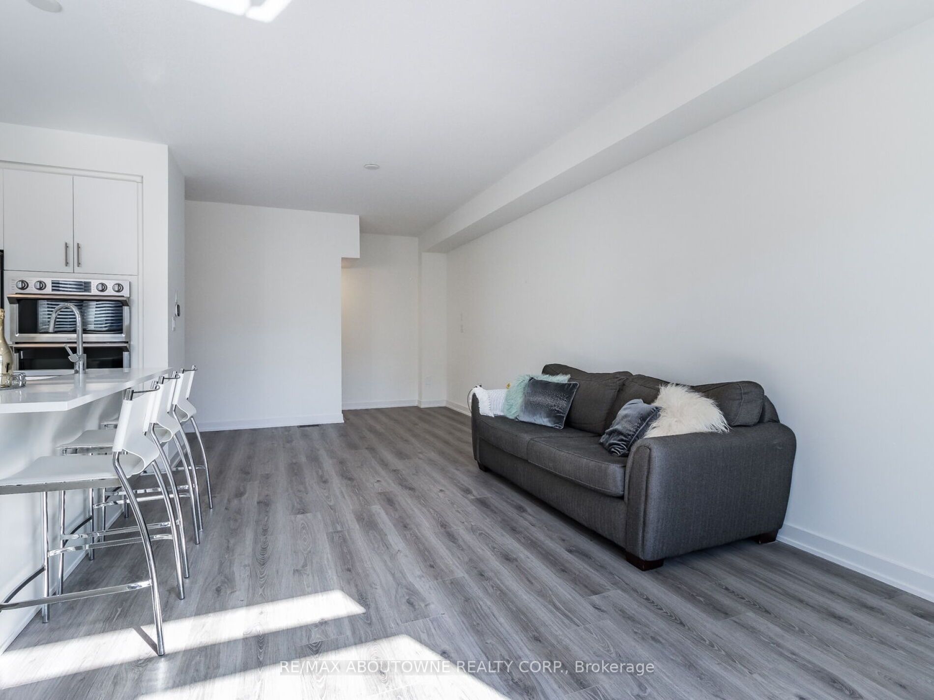 590 North Service Rd, #107
