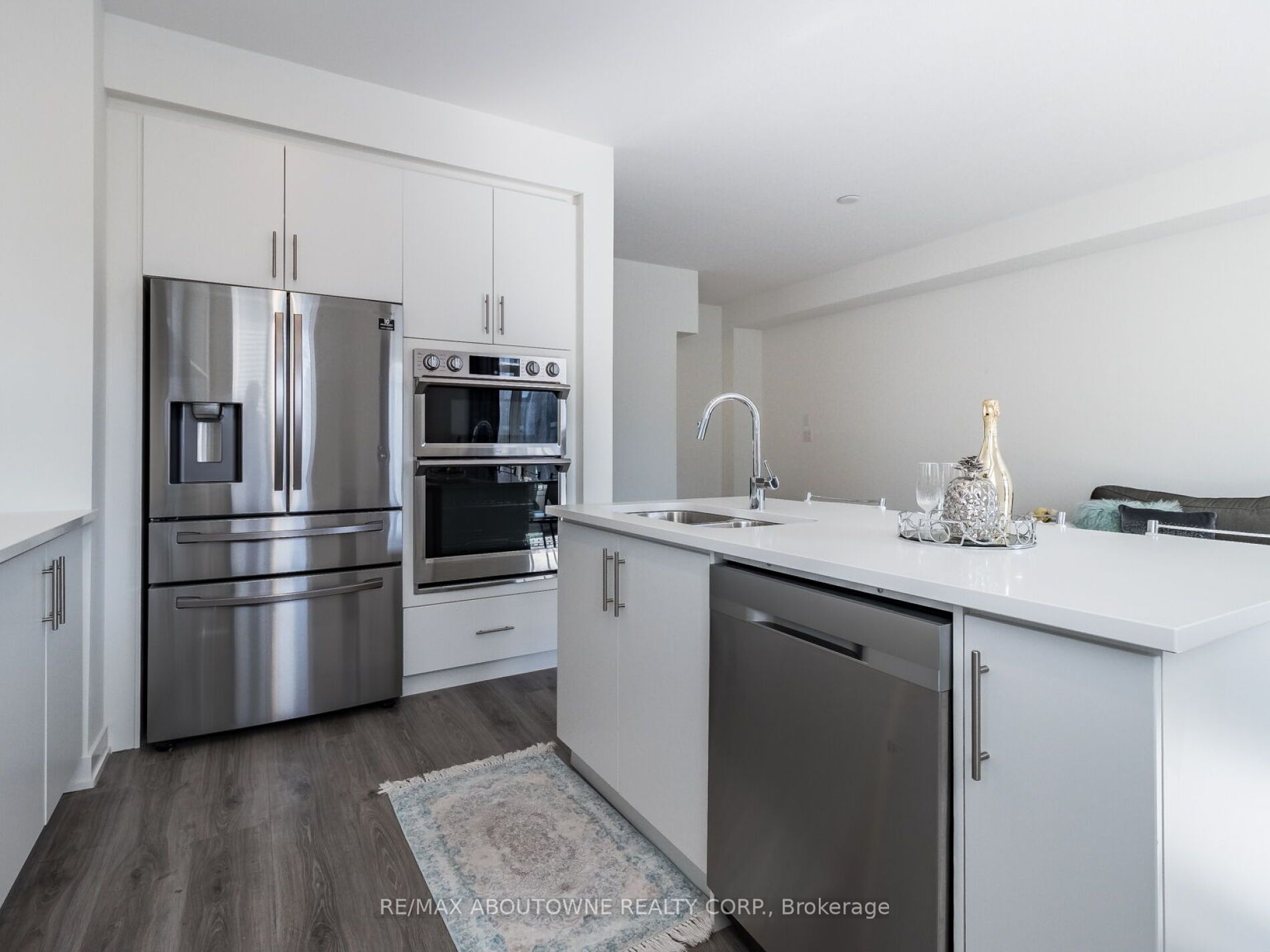 590 North Service Rd, #107