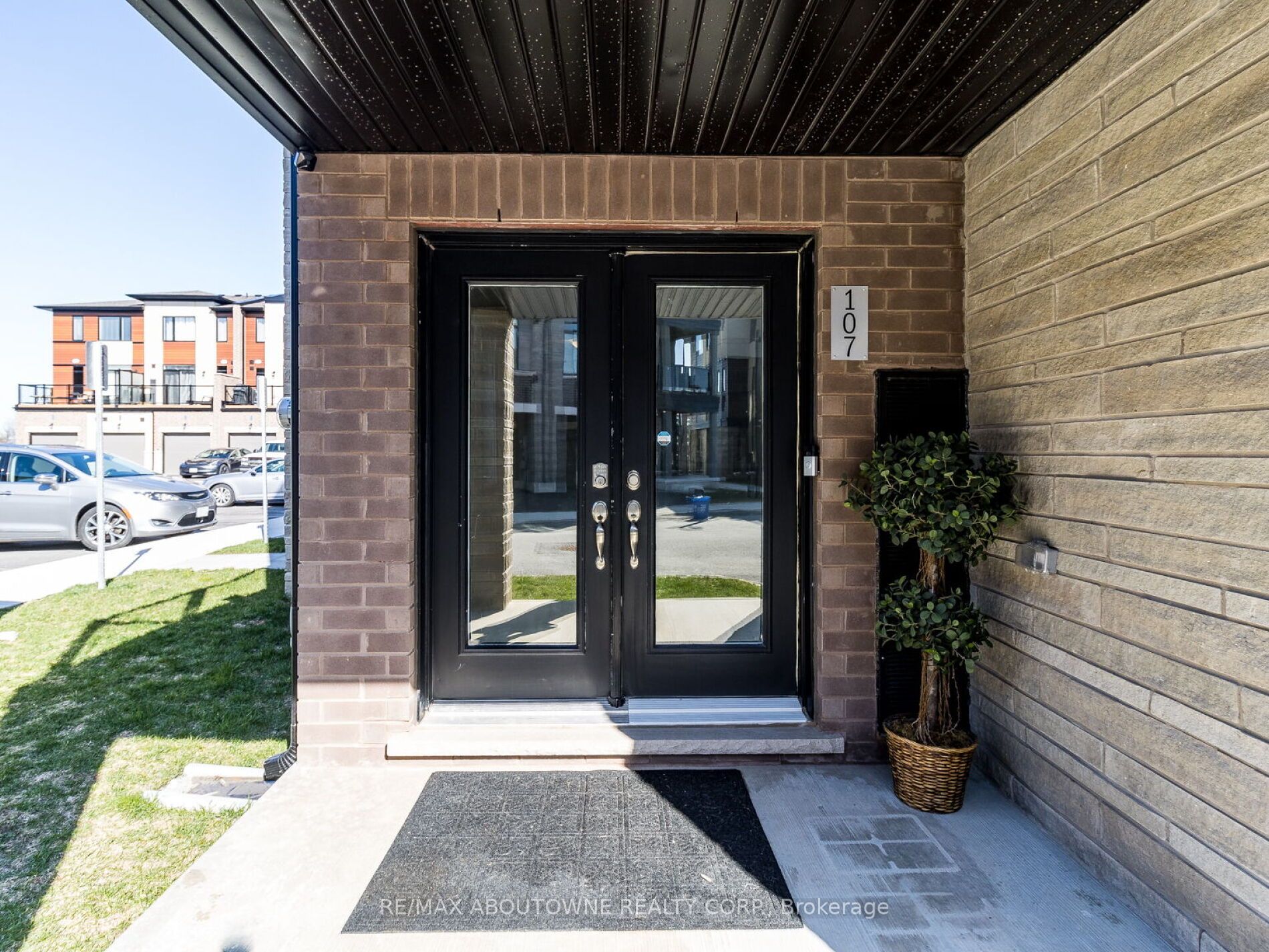 590 North Service Rd, #107