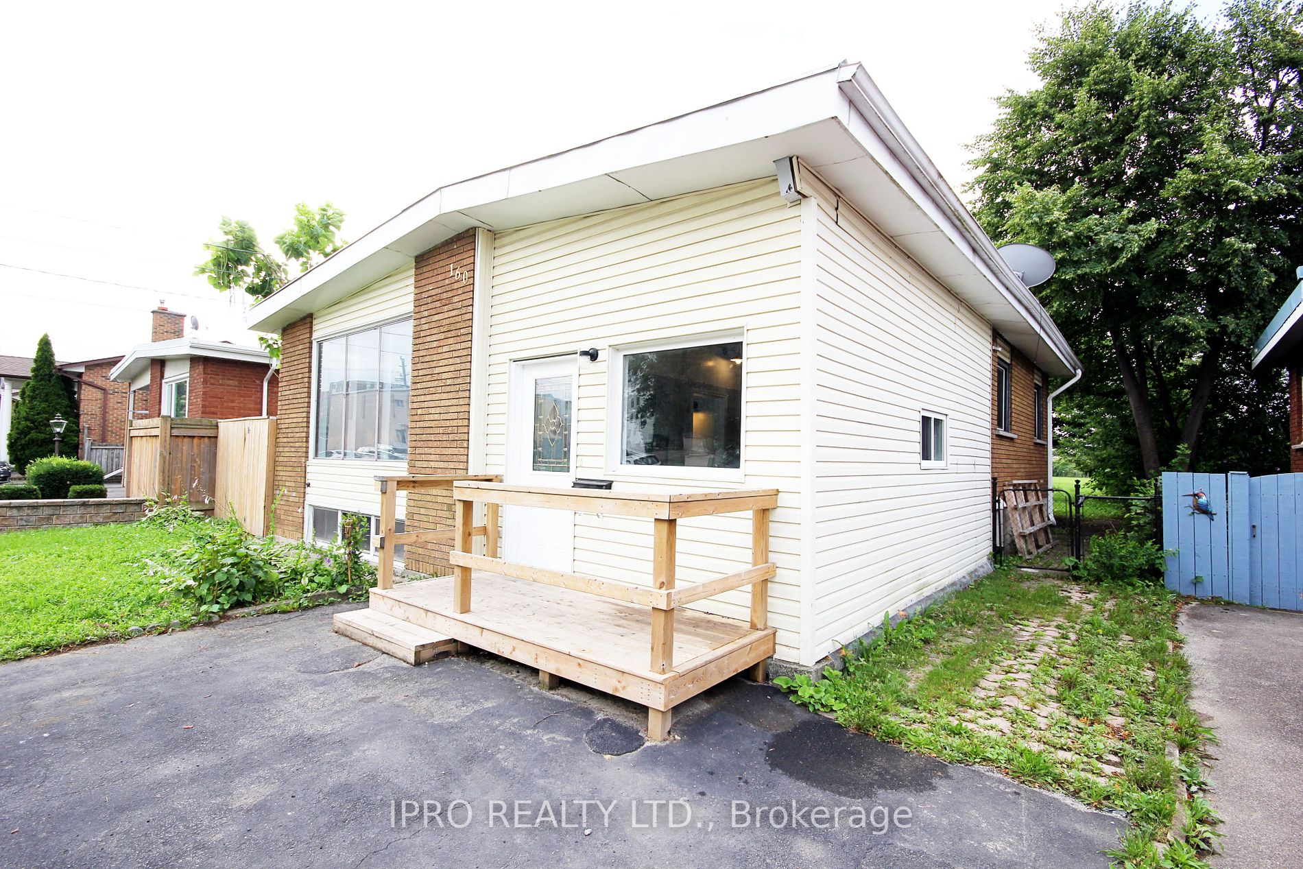 160 Luscombe St