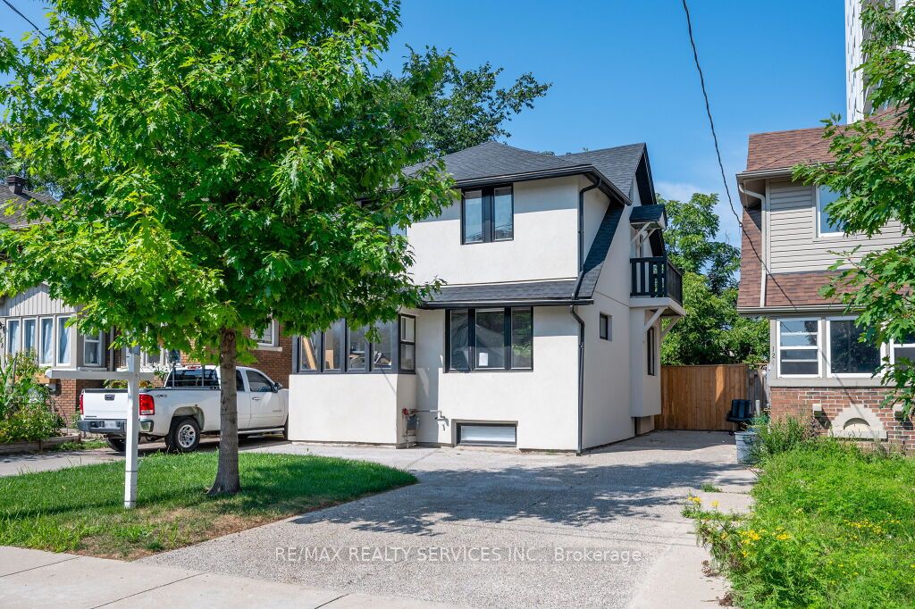 126 Walter St W