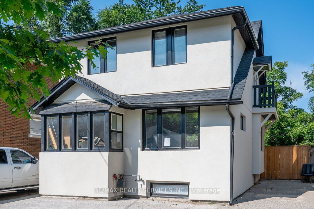 126 Walter St W