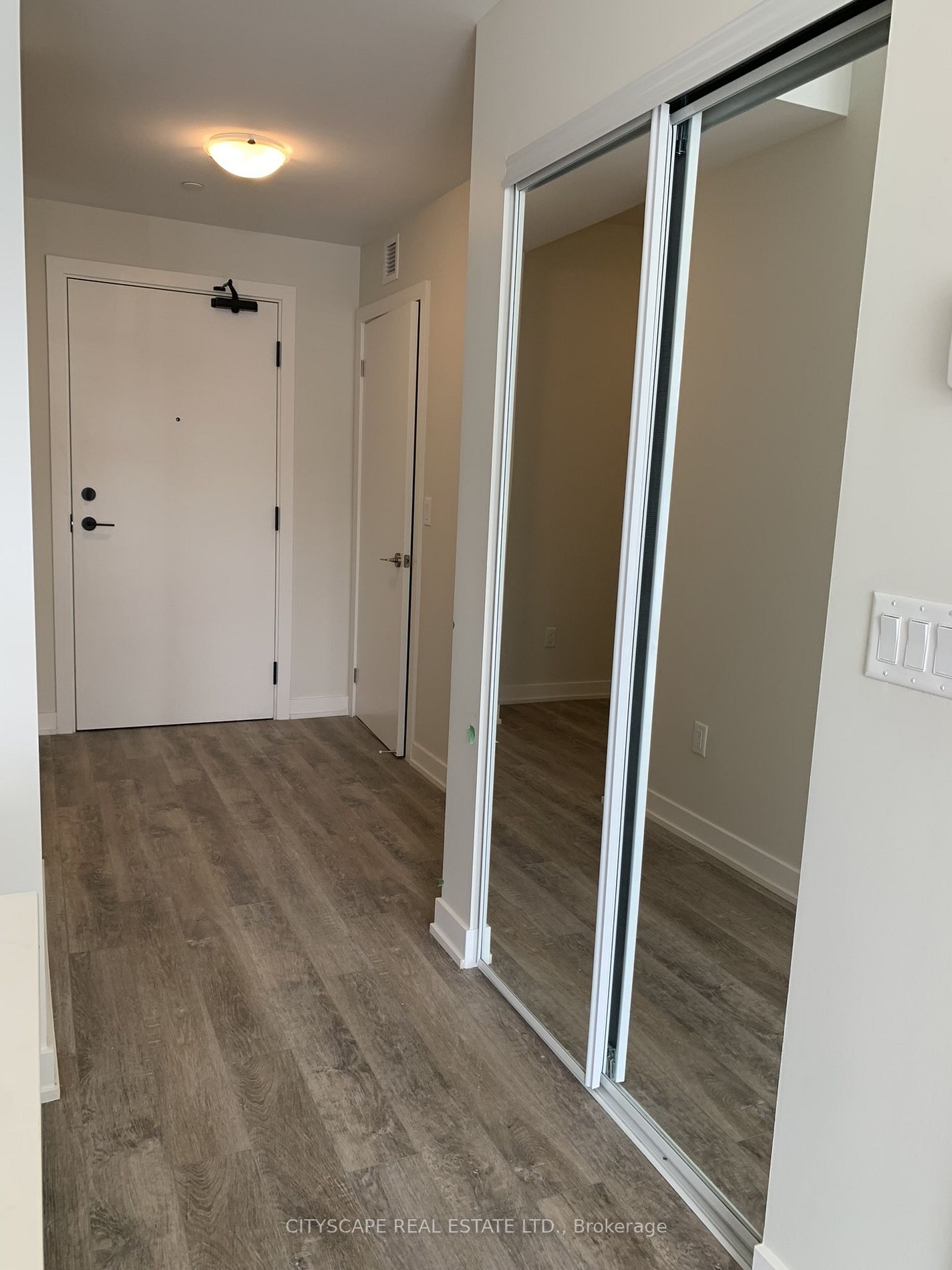 600 North Service Road, #101