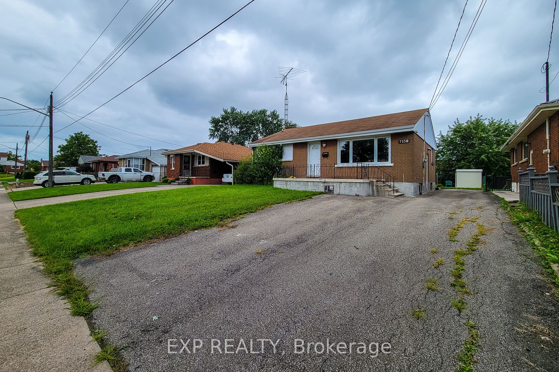 7150 Douglas Cres