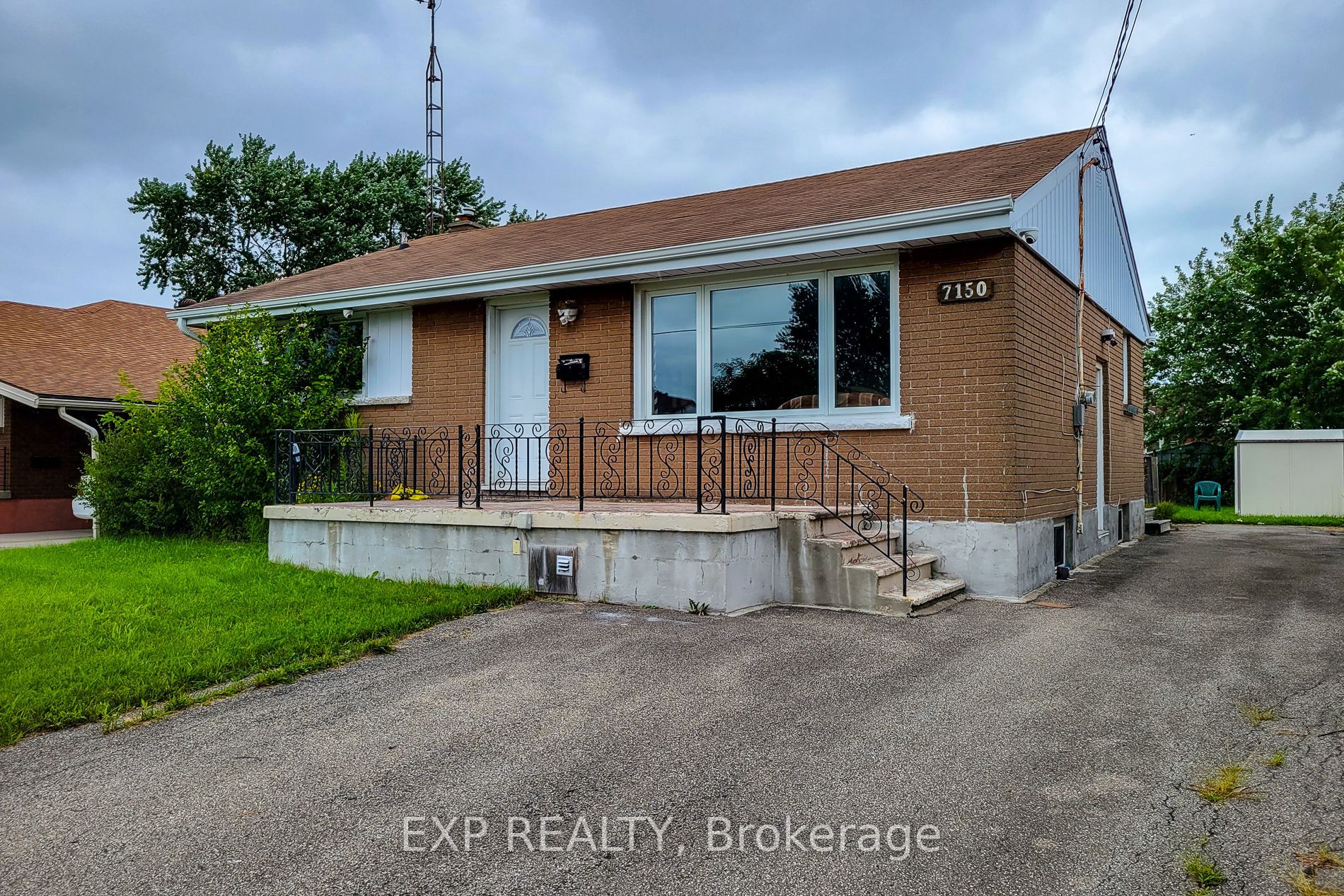 7150 Douglas Cres