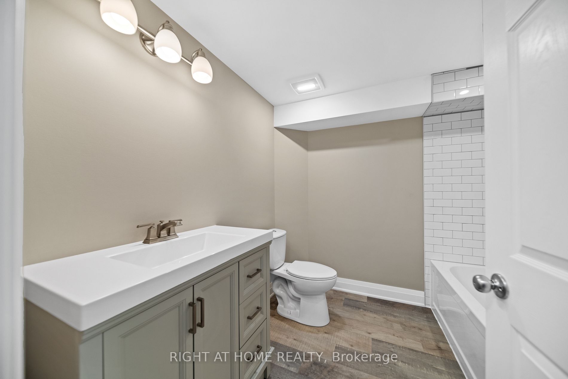 53 1/2 Colborne Street E