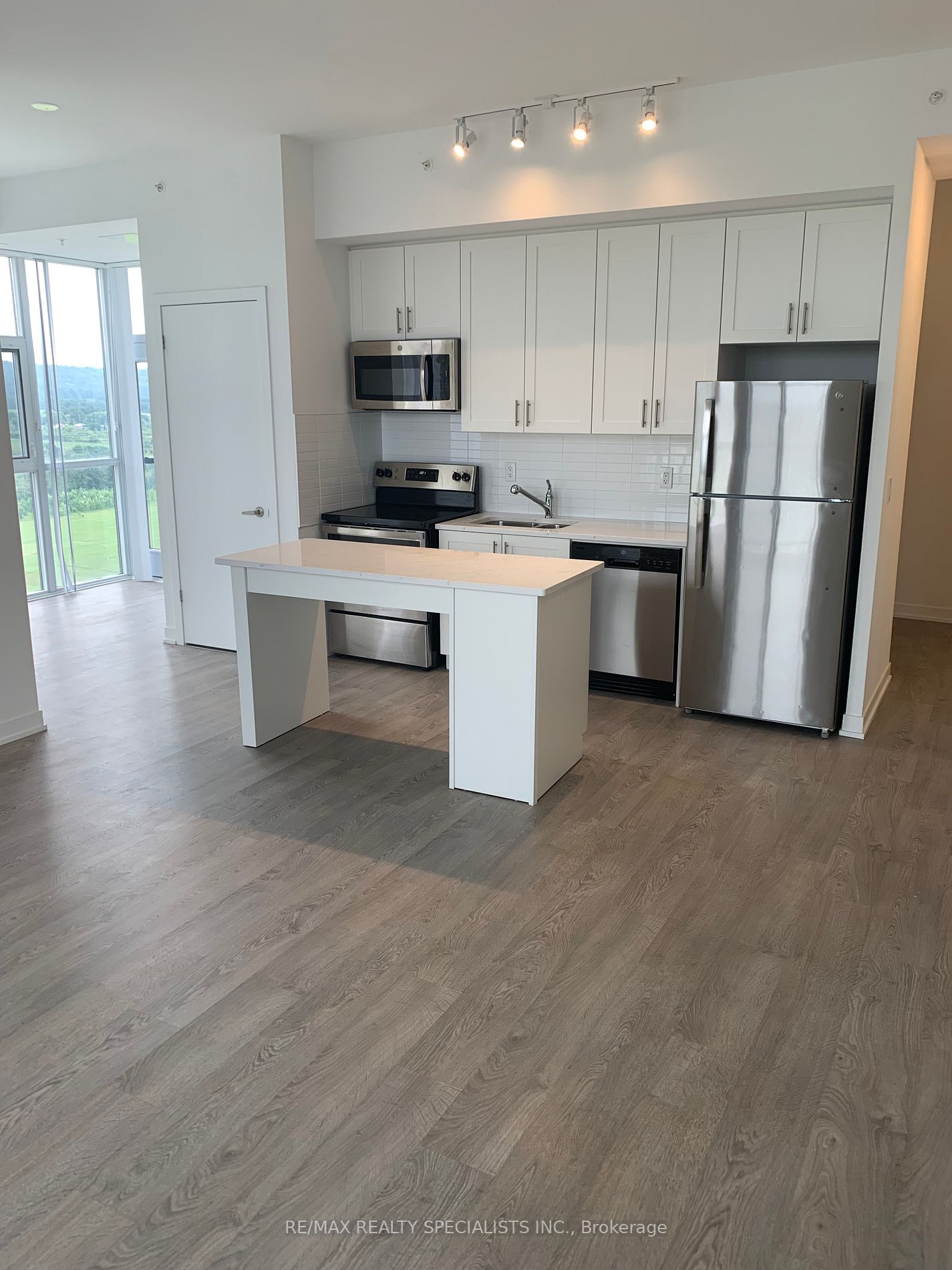 550 North Service Rd, #1407