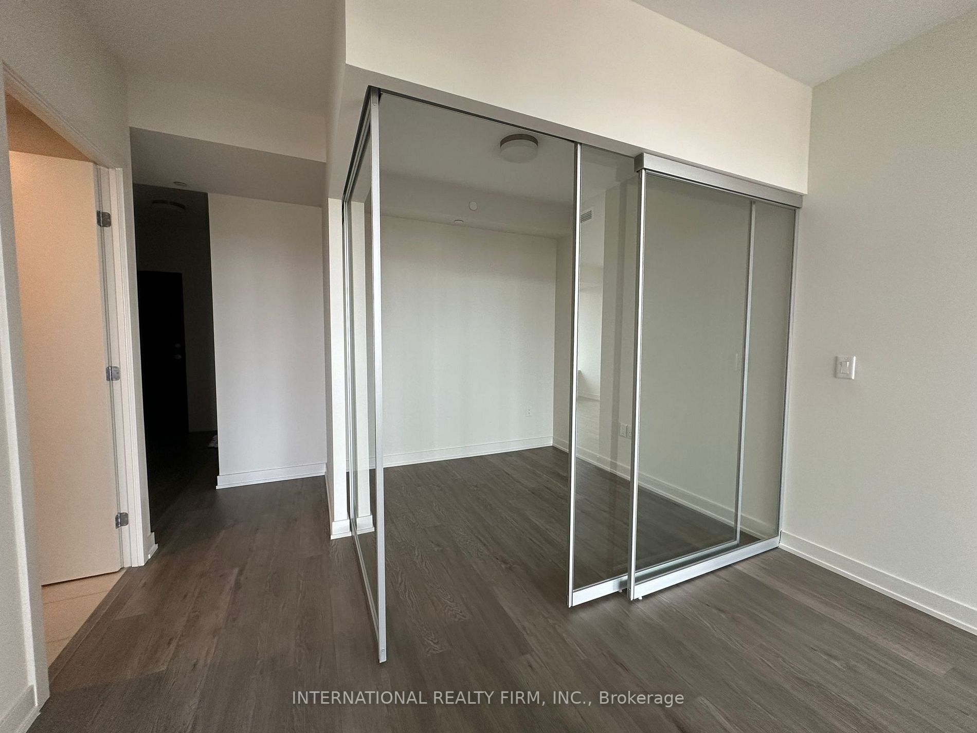 212 King William St, #717