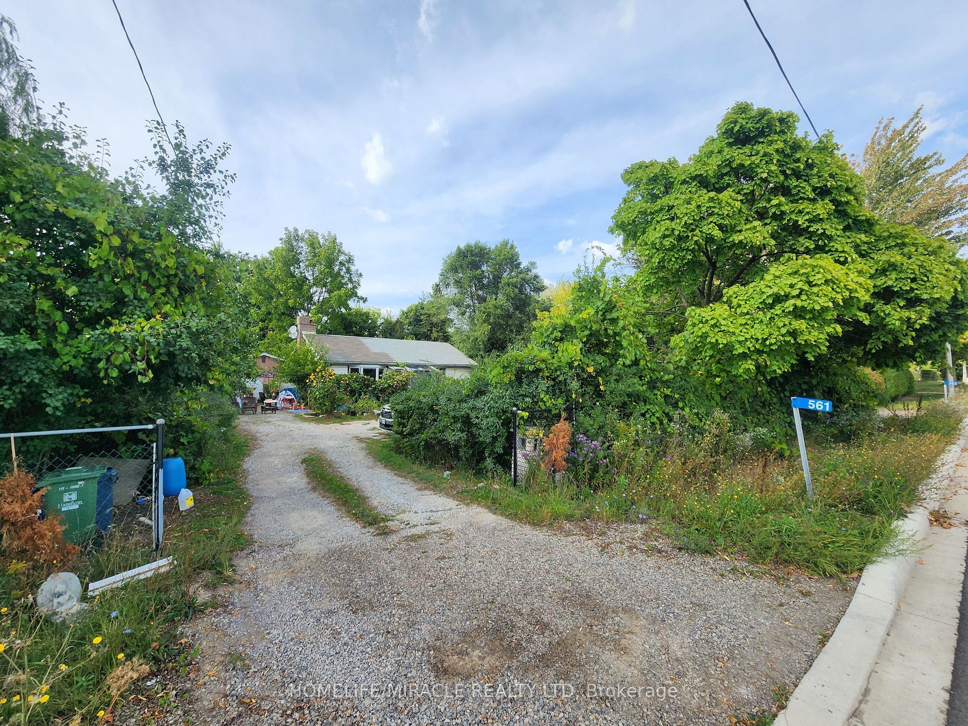 561 Dundas St E