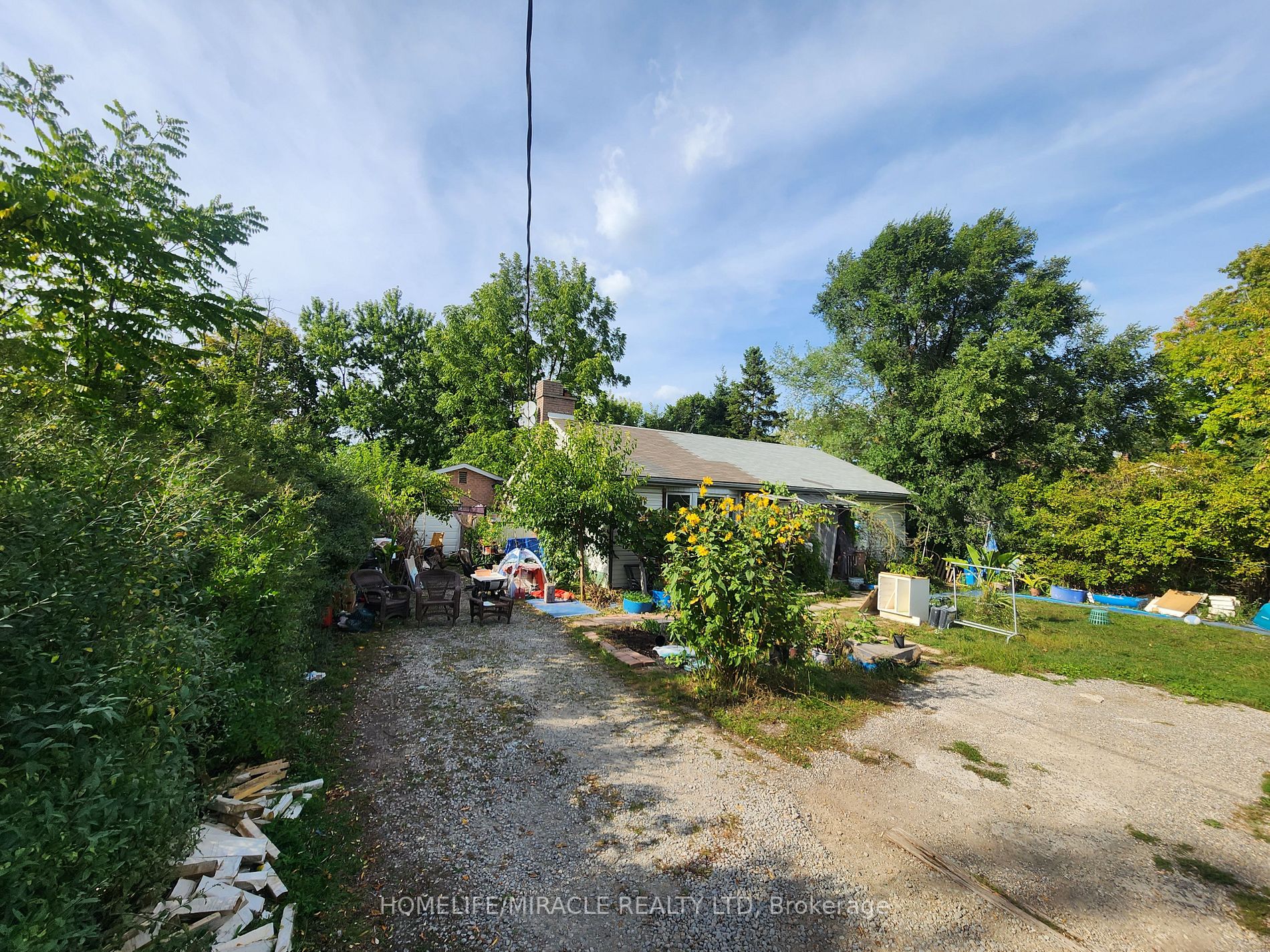 561 Dundas St E
