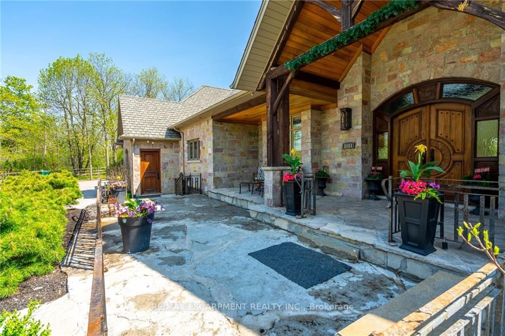 1584 Centre Rd