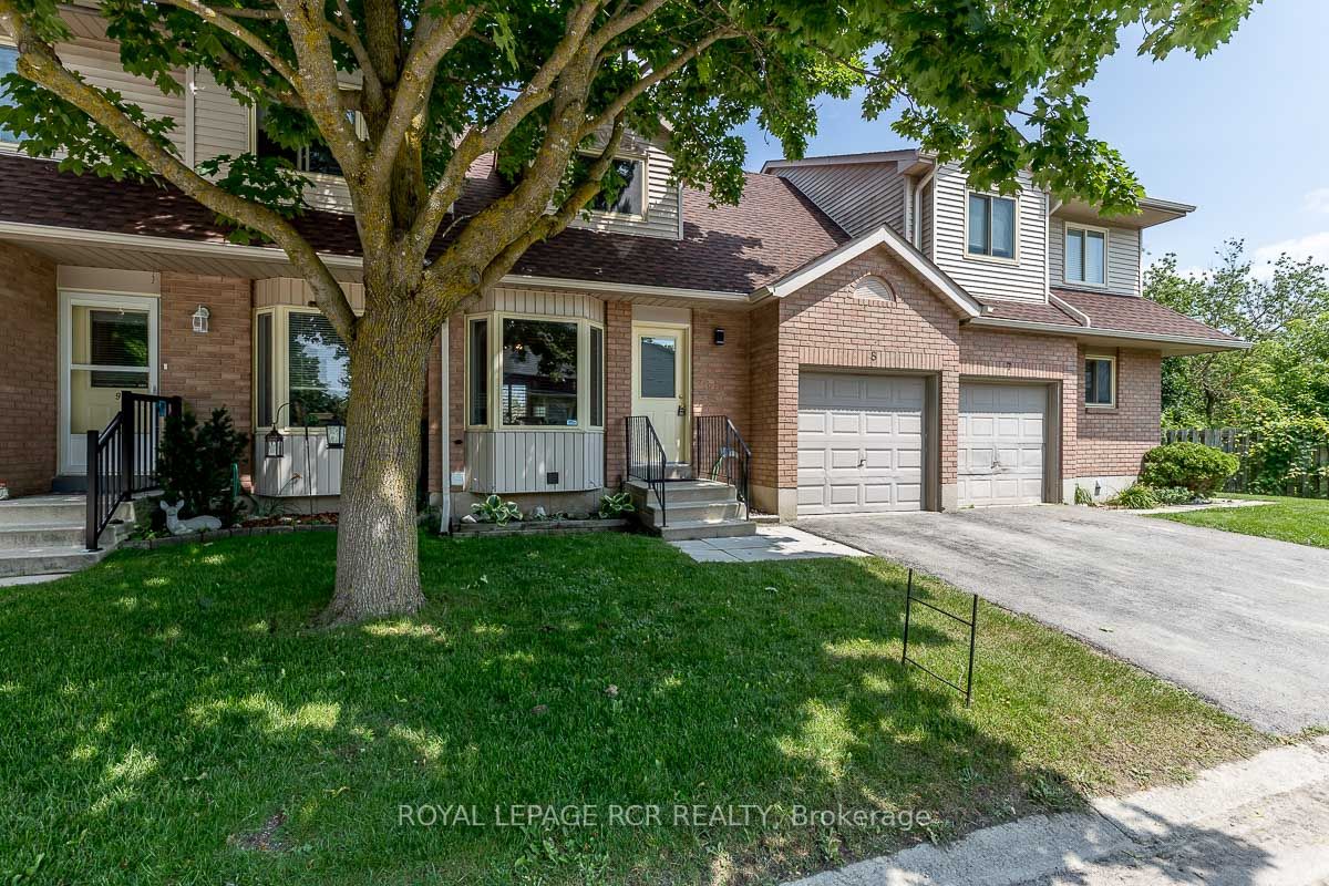 65 Scott St W, #8