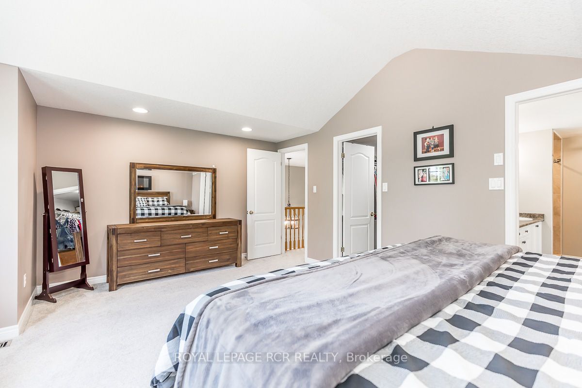 8 Charles Street W