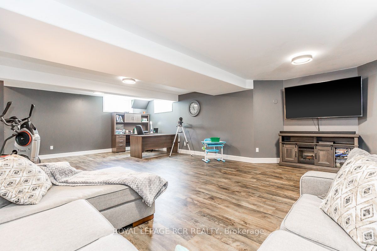 8 Charles Street W