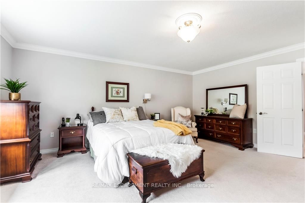 20 Degrow Cres