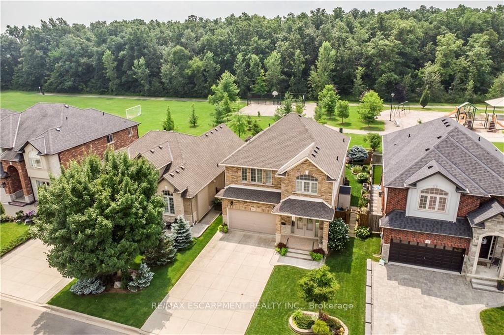20 Degrow Cres