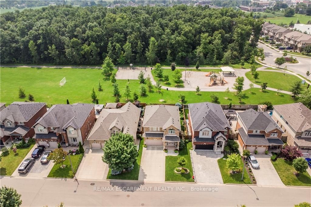 20 Degrow Cres