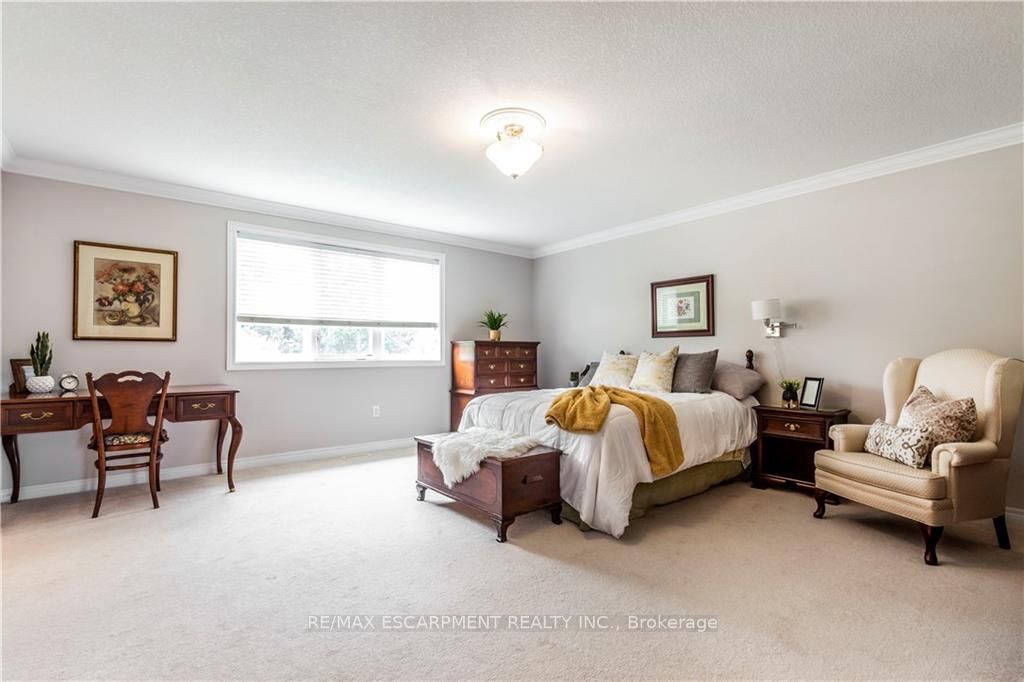 20 Degrow Cres