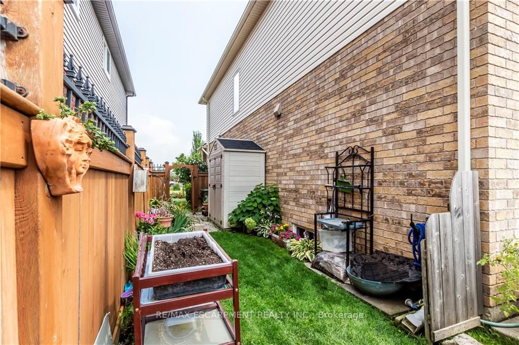 20 Degrow Cres