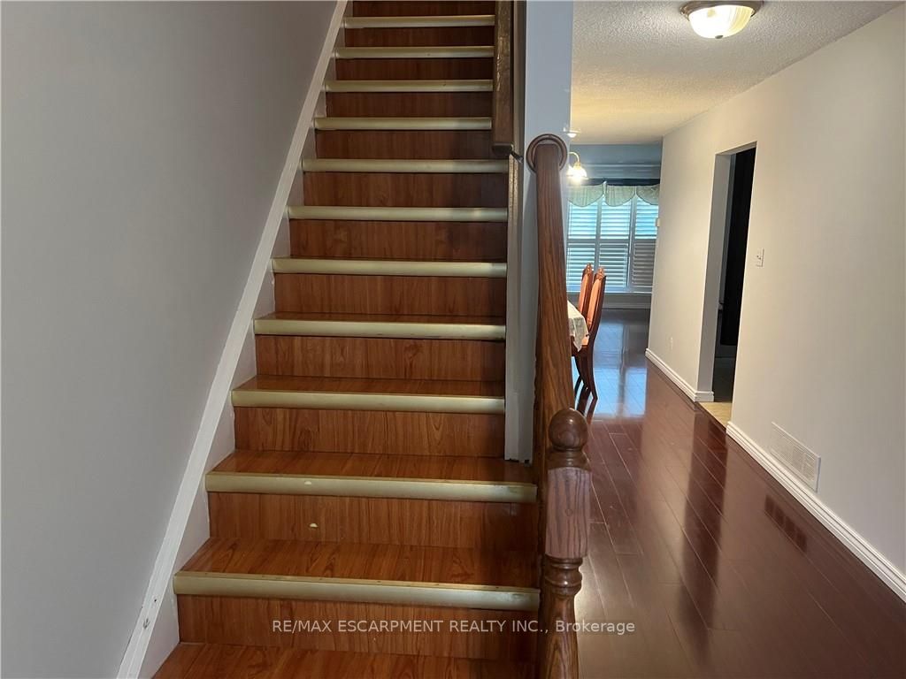 277 Macintosh Dr