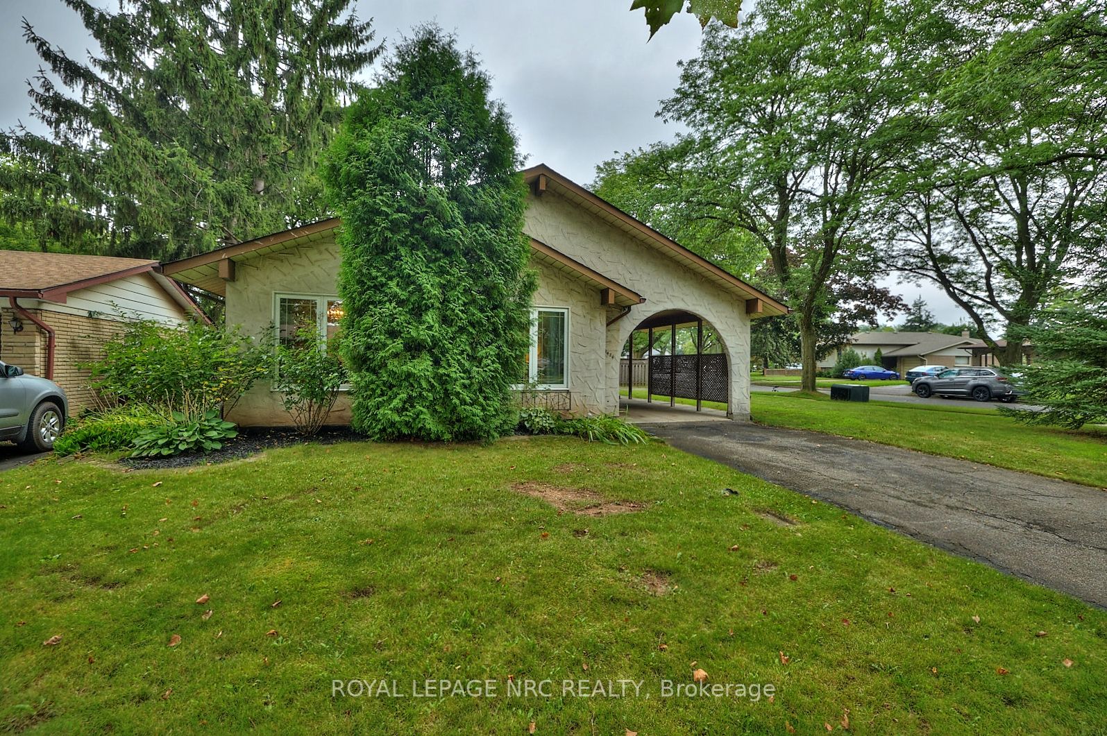 4484 Meadowvale Dr