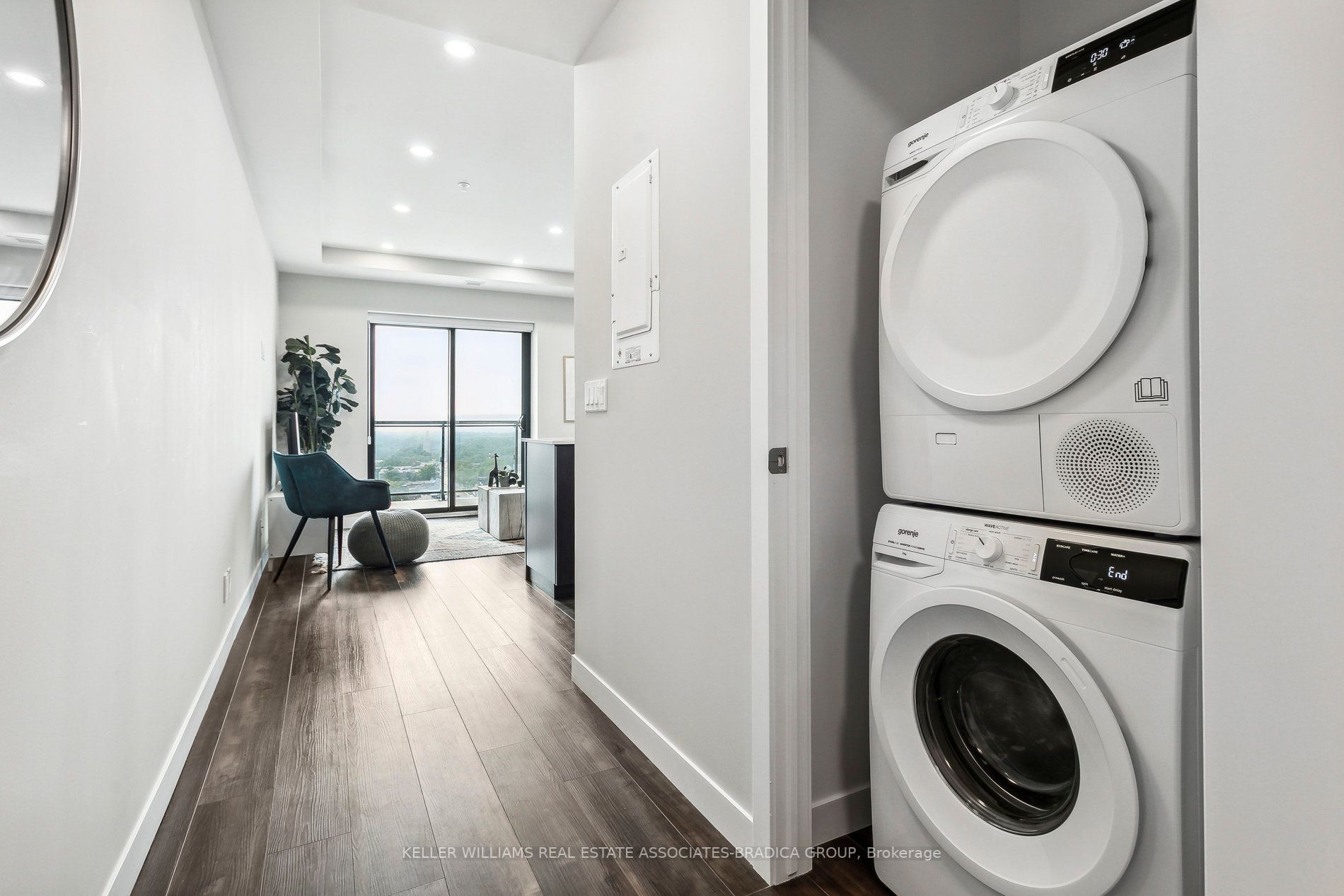 15 Queen St S, #1507