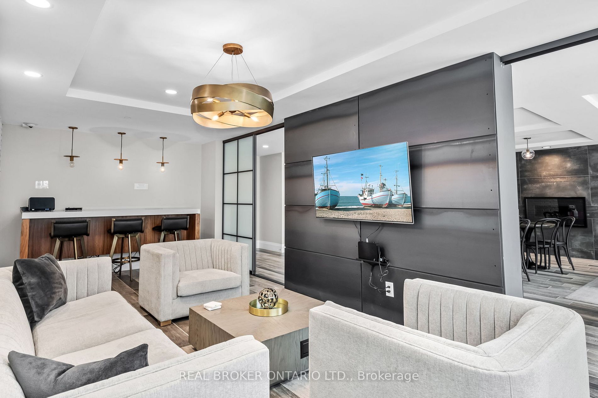 63 Arthur Street S, #213