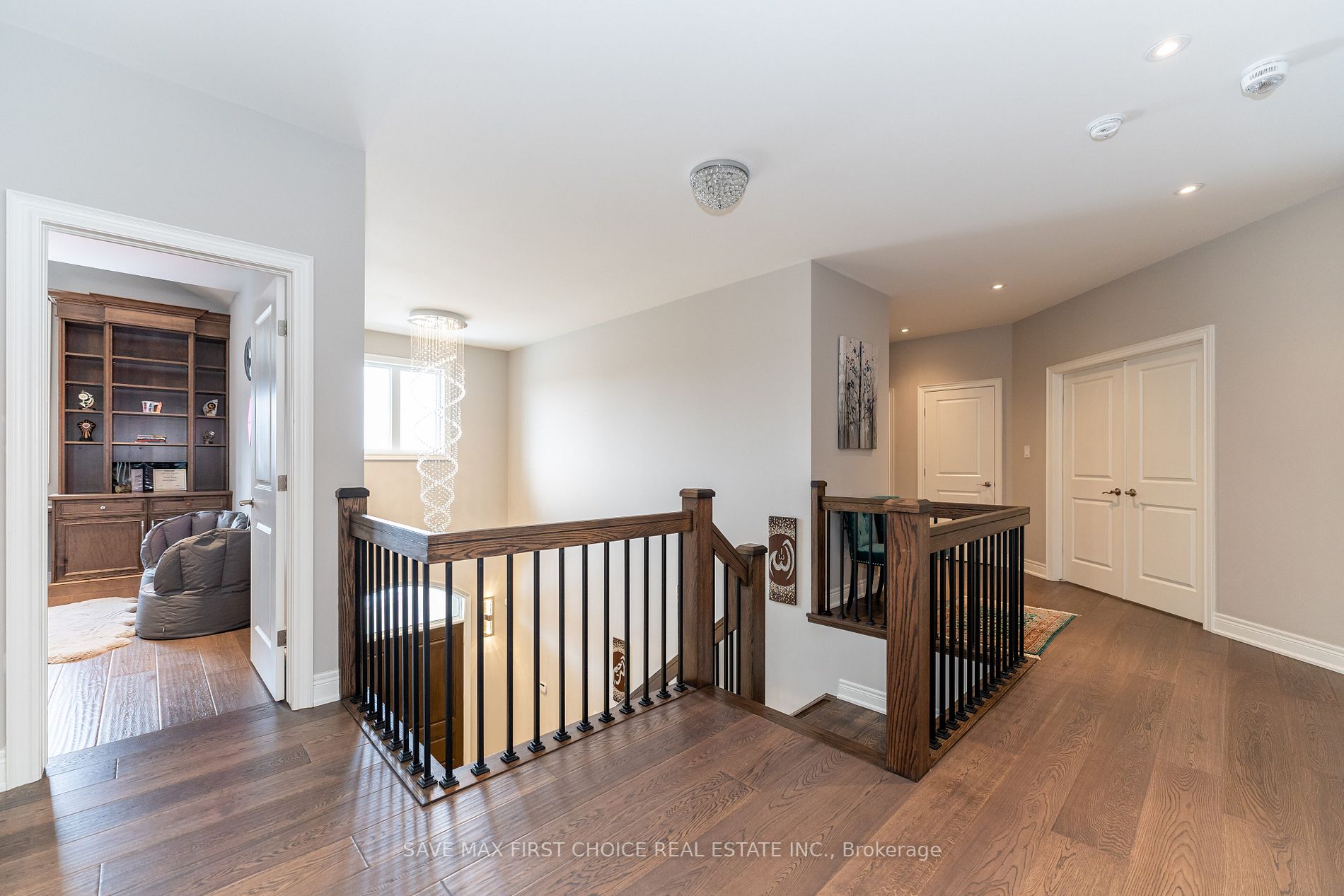 101 Lampman Dr