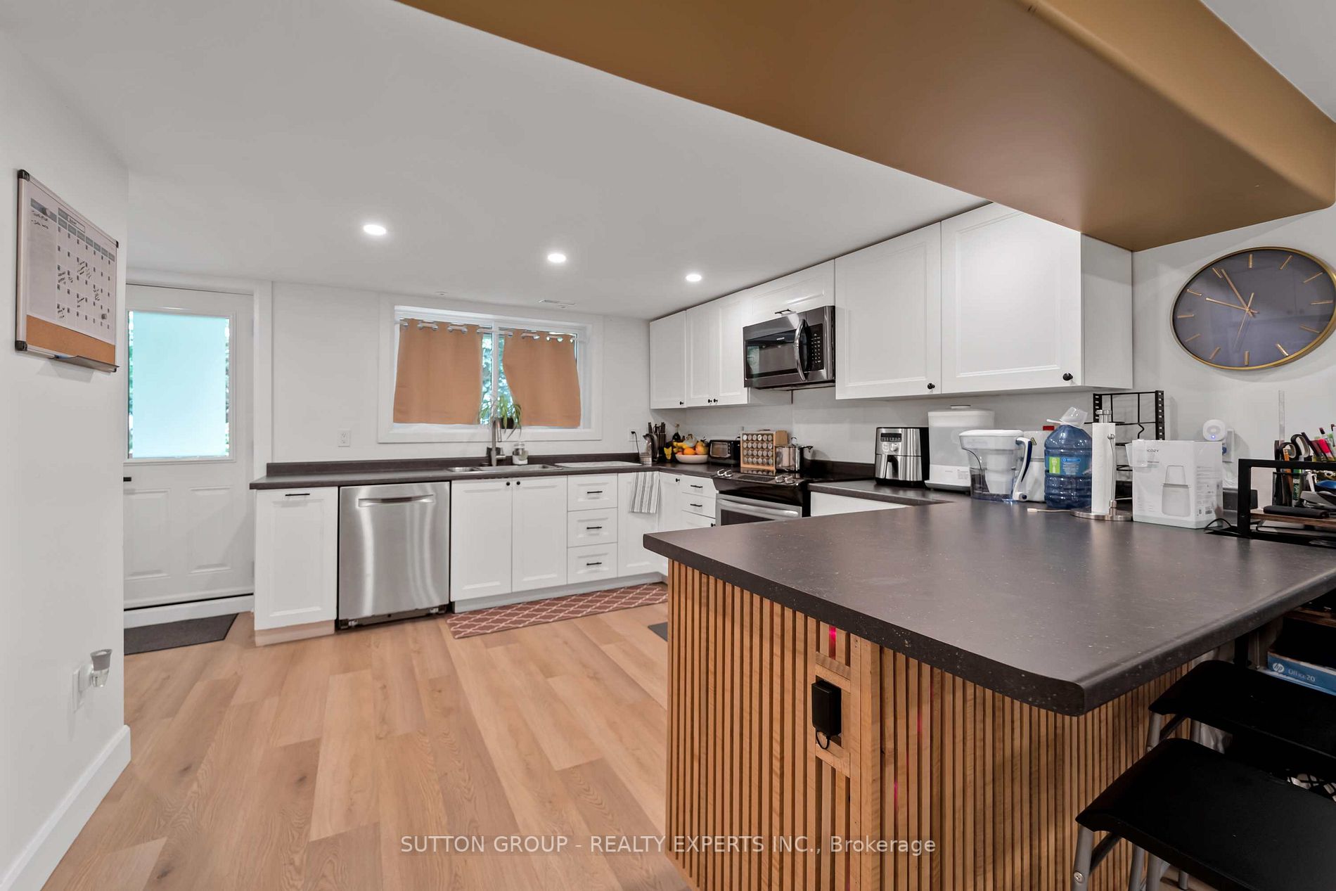 384 Victoria Road N