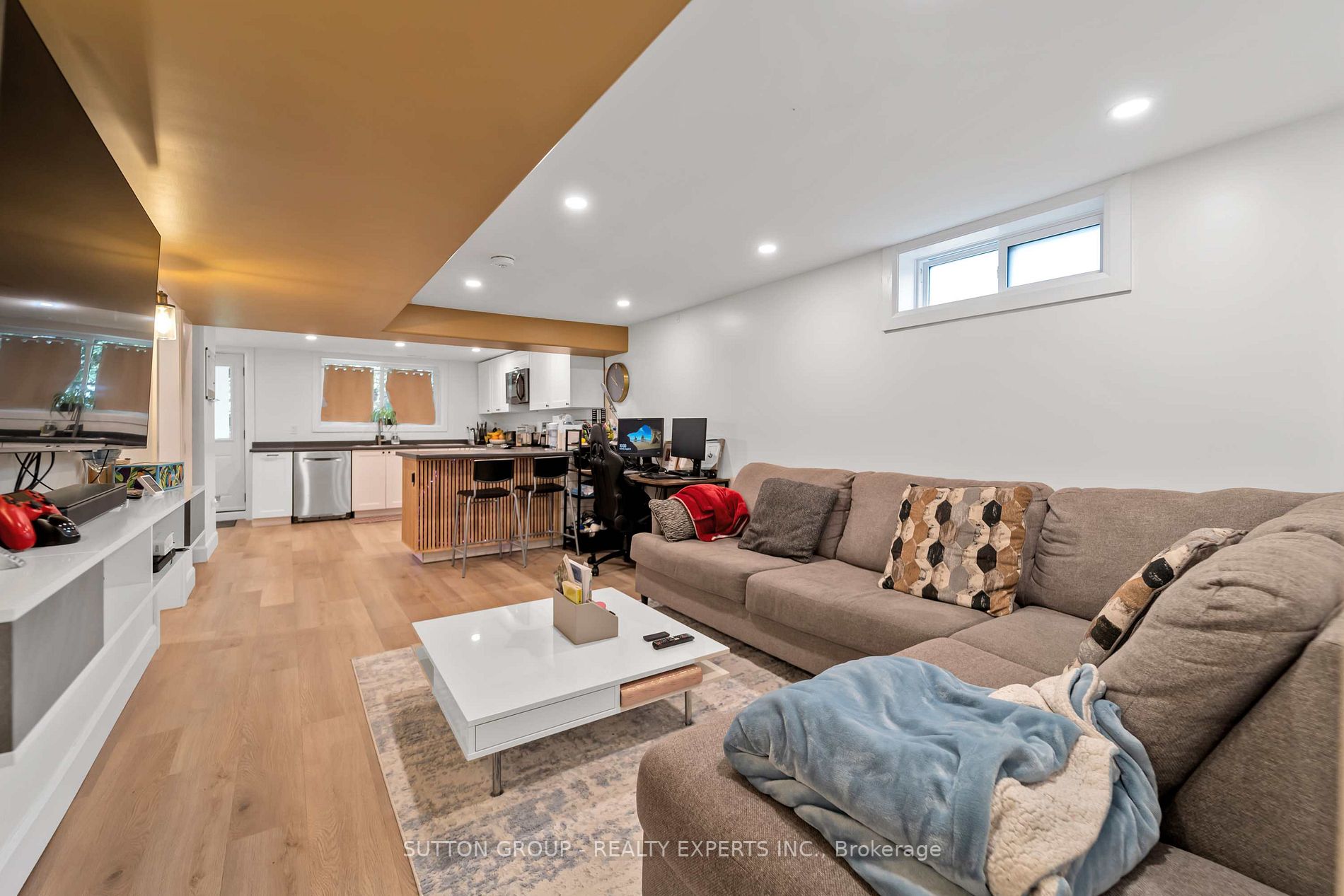 384 Victoria Road N