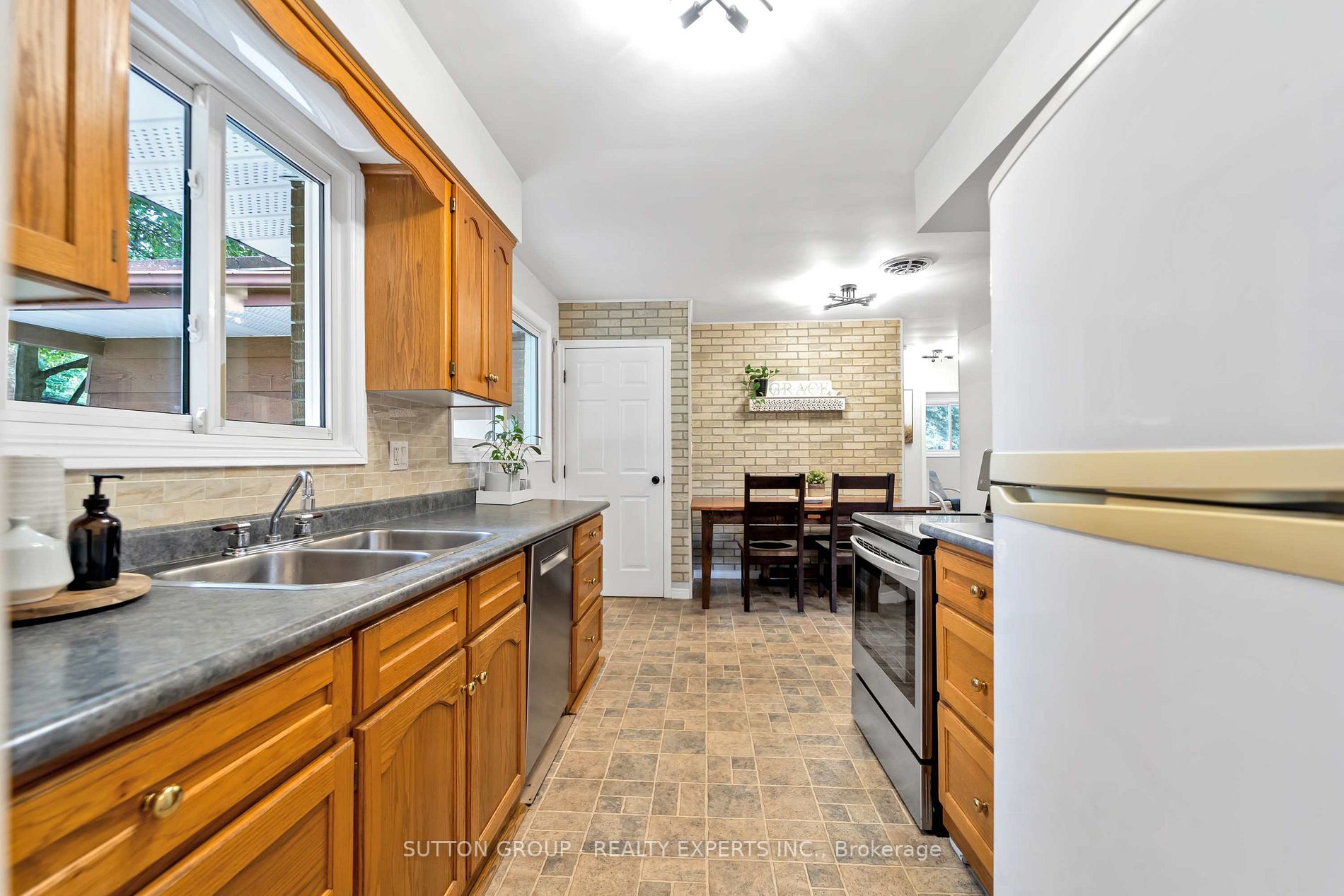 384 Victoria Road N