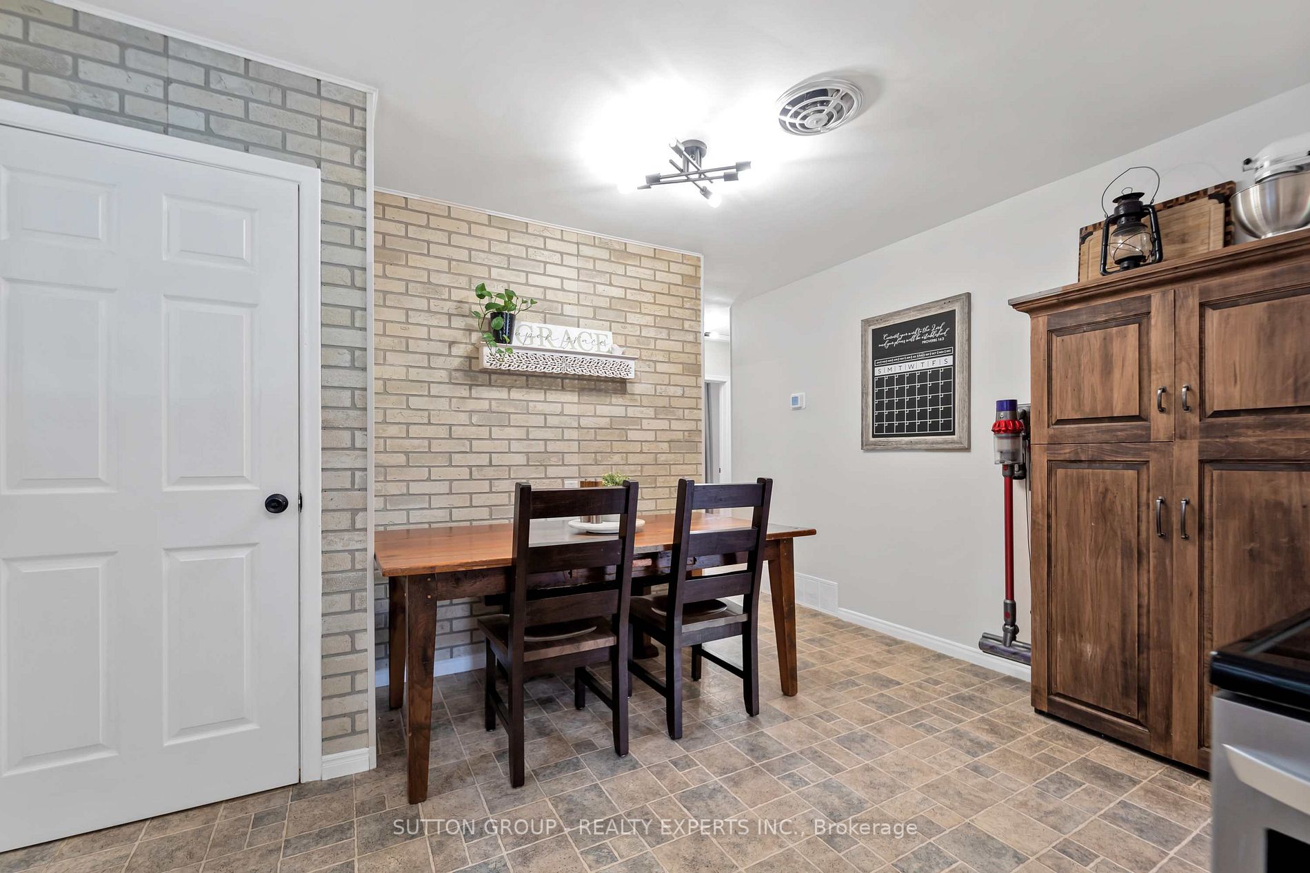 384 Victoria Road N