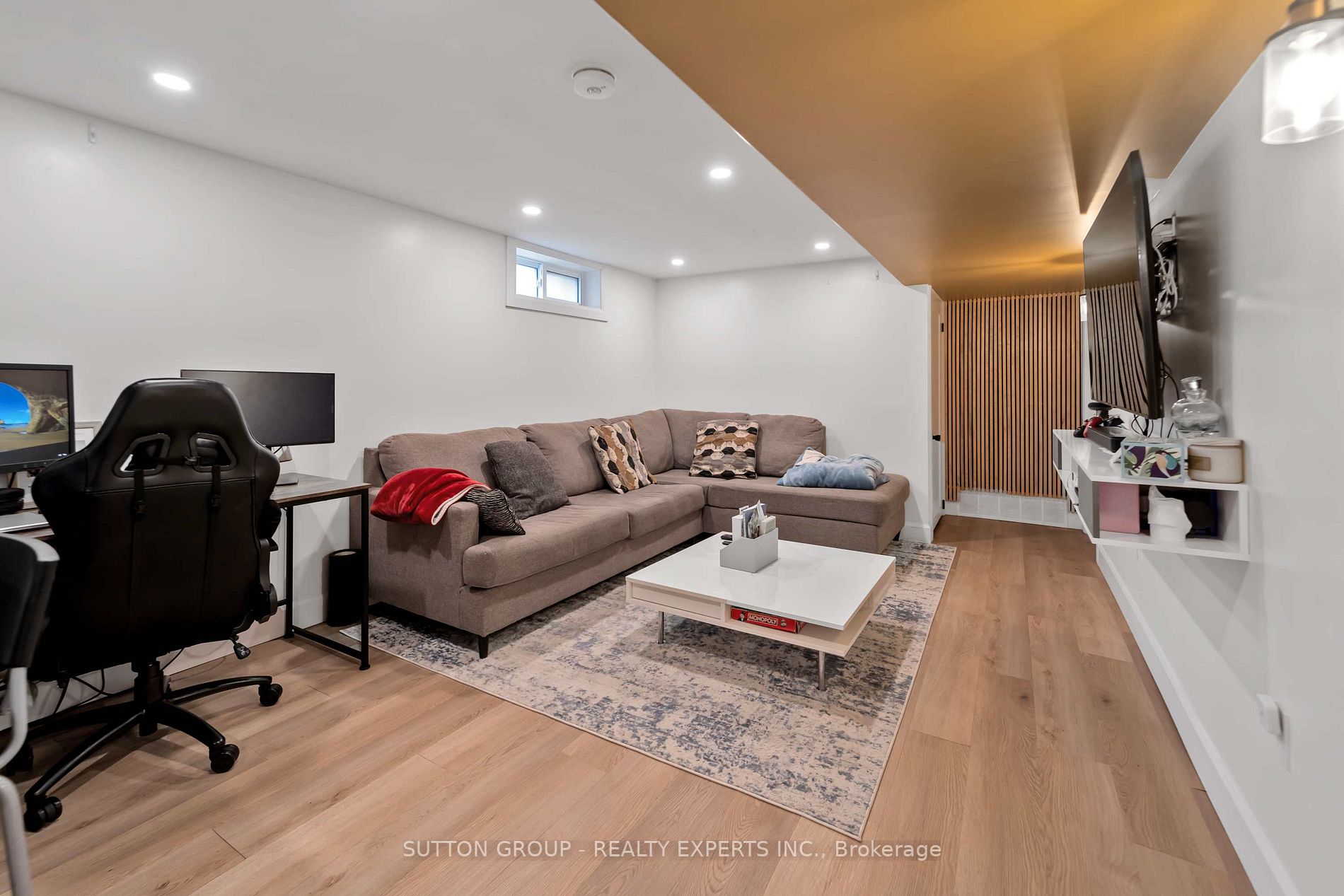 384 Victoria Road N