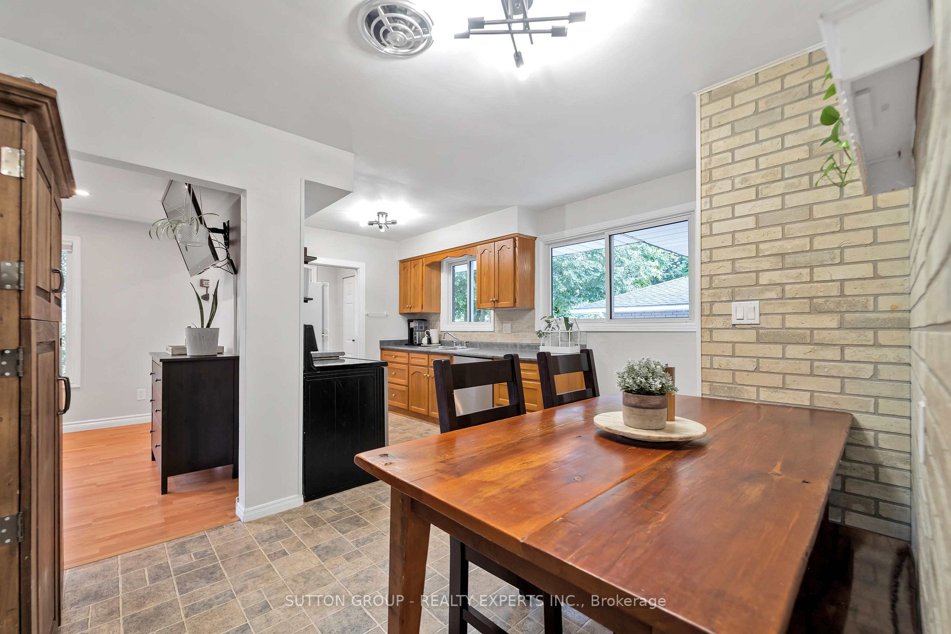 384 Victoria Road N