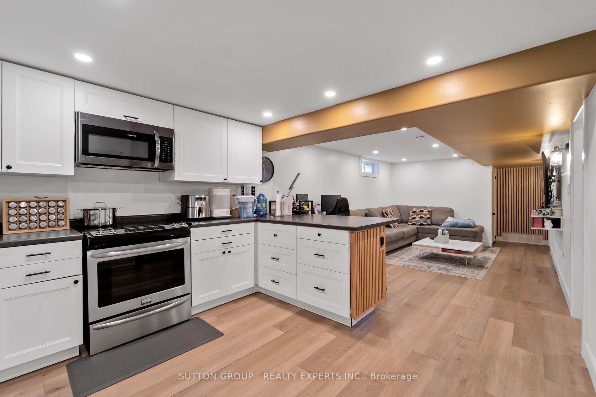 384 Victoria Road N
