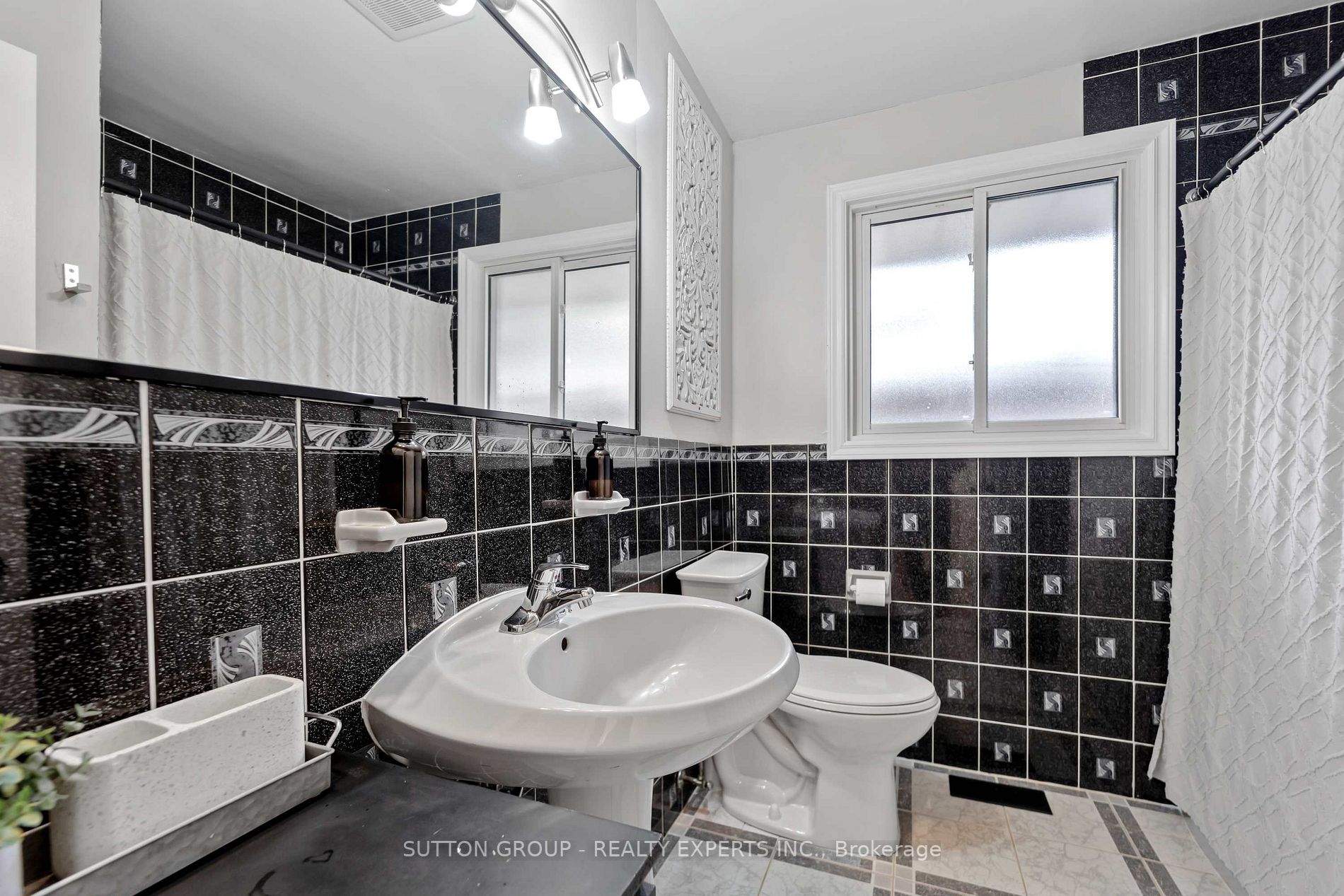 384 Victoria Road N