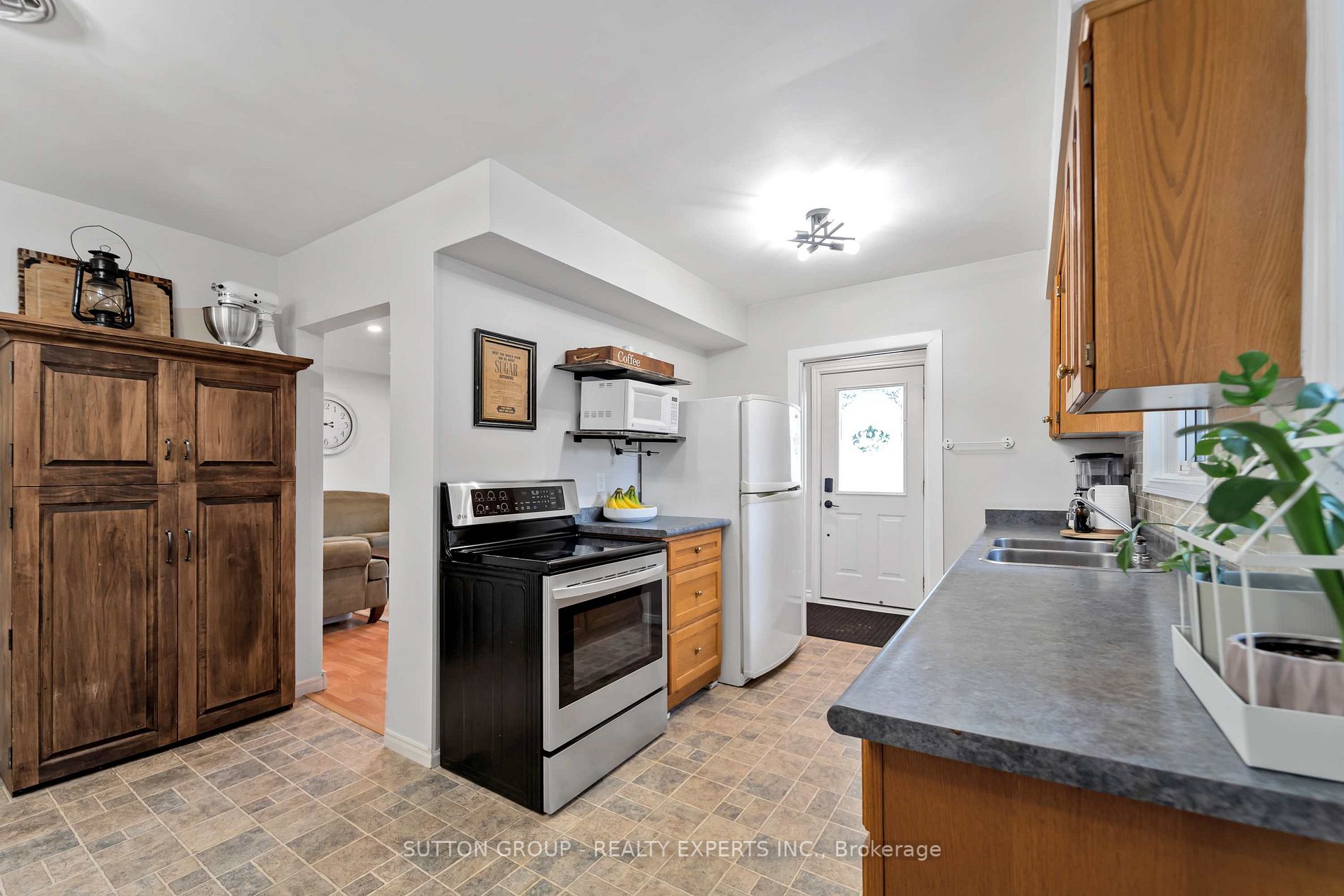384 Victoria Road N