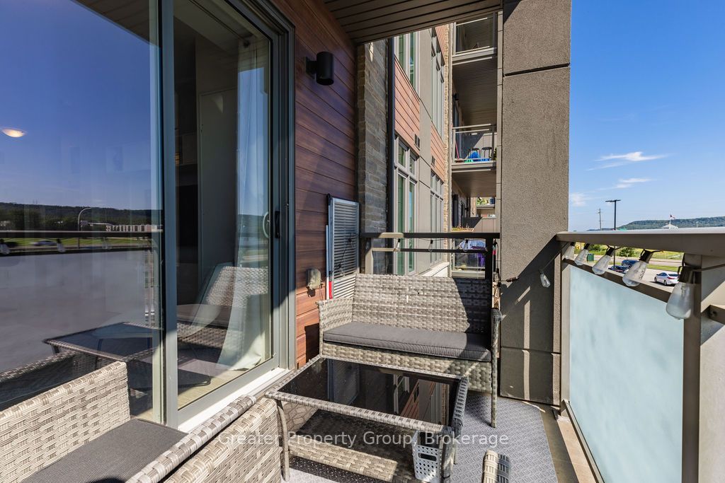 520 North Service Rd, #203
