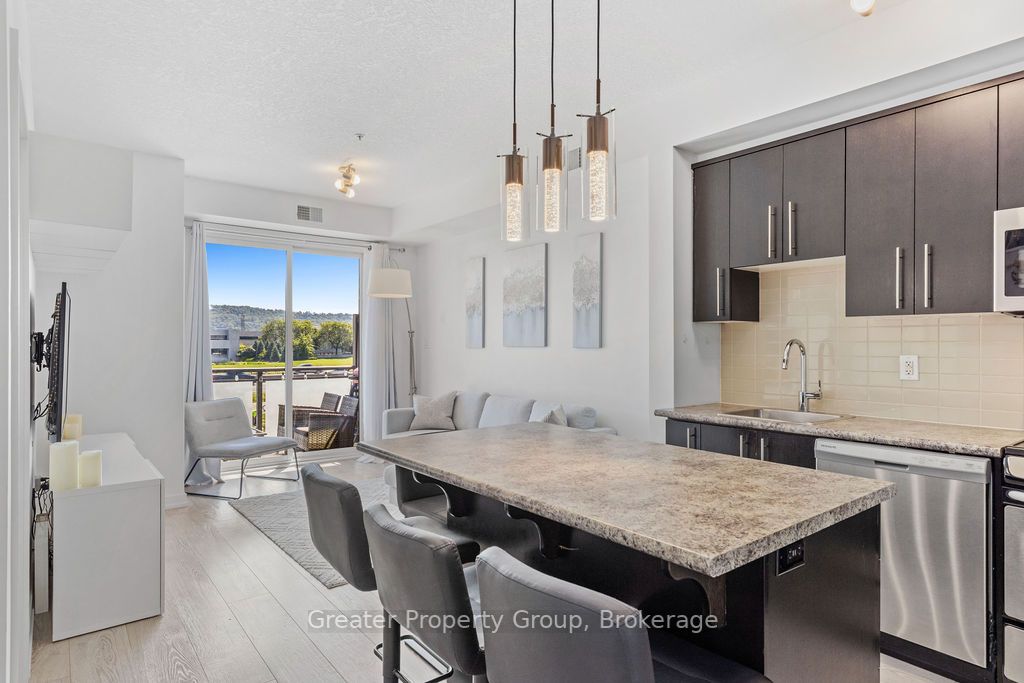 520 North Service Rd, #203
