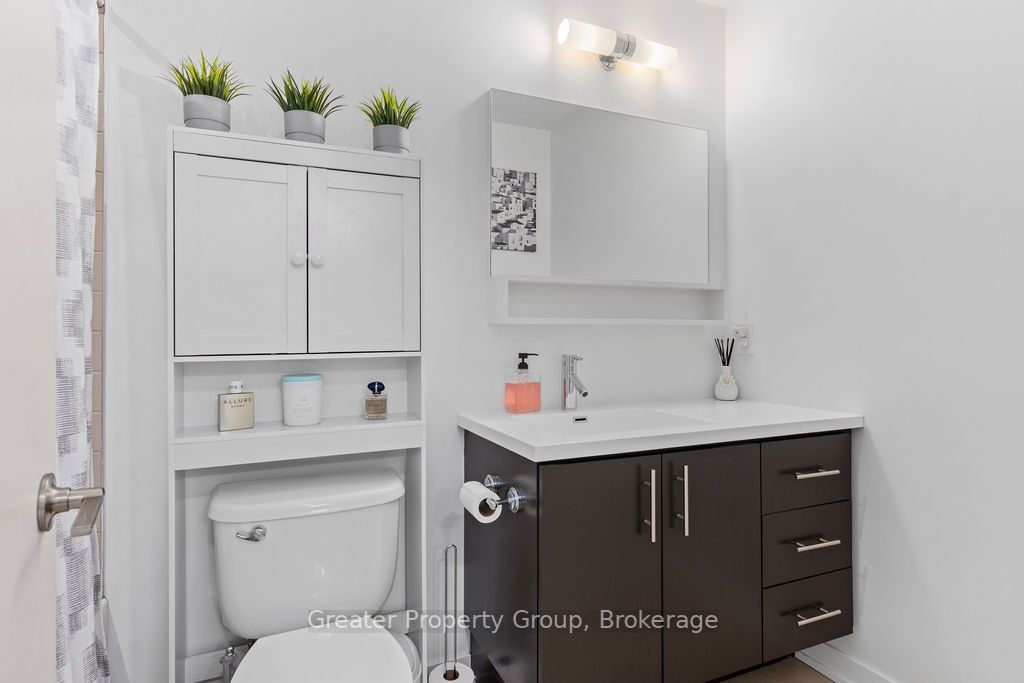 520 North Service Rd, #203