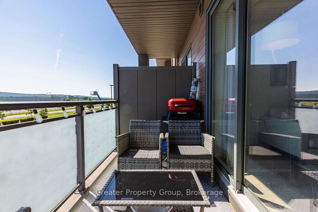 520 North Service Rd, #203