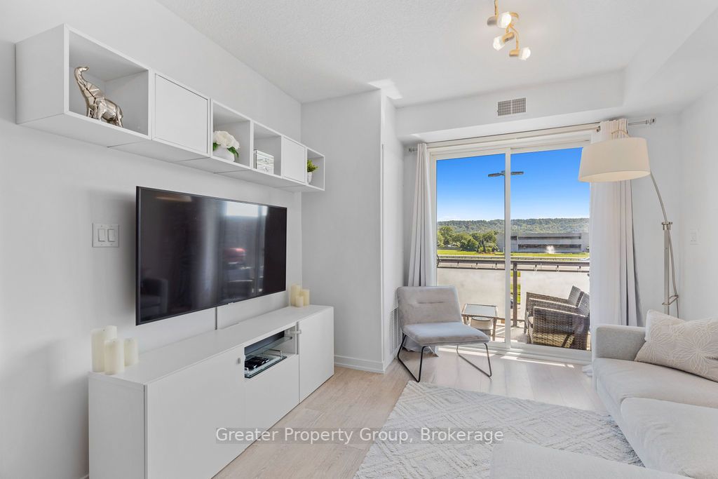 520 North Service Rd, #203